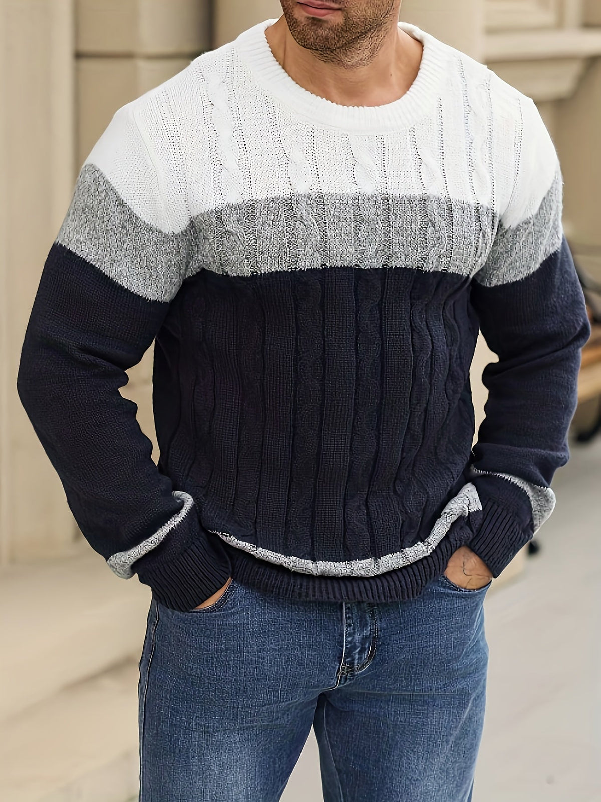 Stefano | Pullover da uomo lavorato a trecce, motivo a blocchi di colore, collo rotondo e bordi a coste