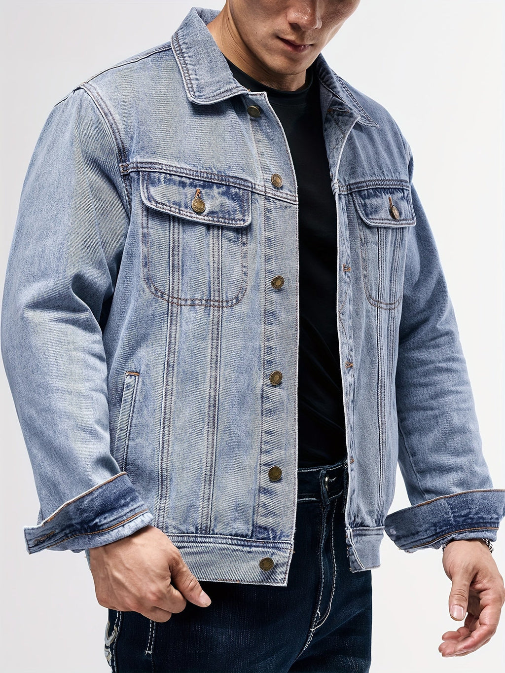 Raffaele | Giacca trucker da uomo in denim, collo a punta, chiusura frontale con bottoni e tasche sul petto