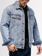 Raffaele | Giacca trucker da uomo in denim, collo a punta, chiusura frontale con bottoni e tasche sul petto