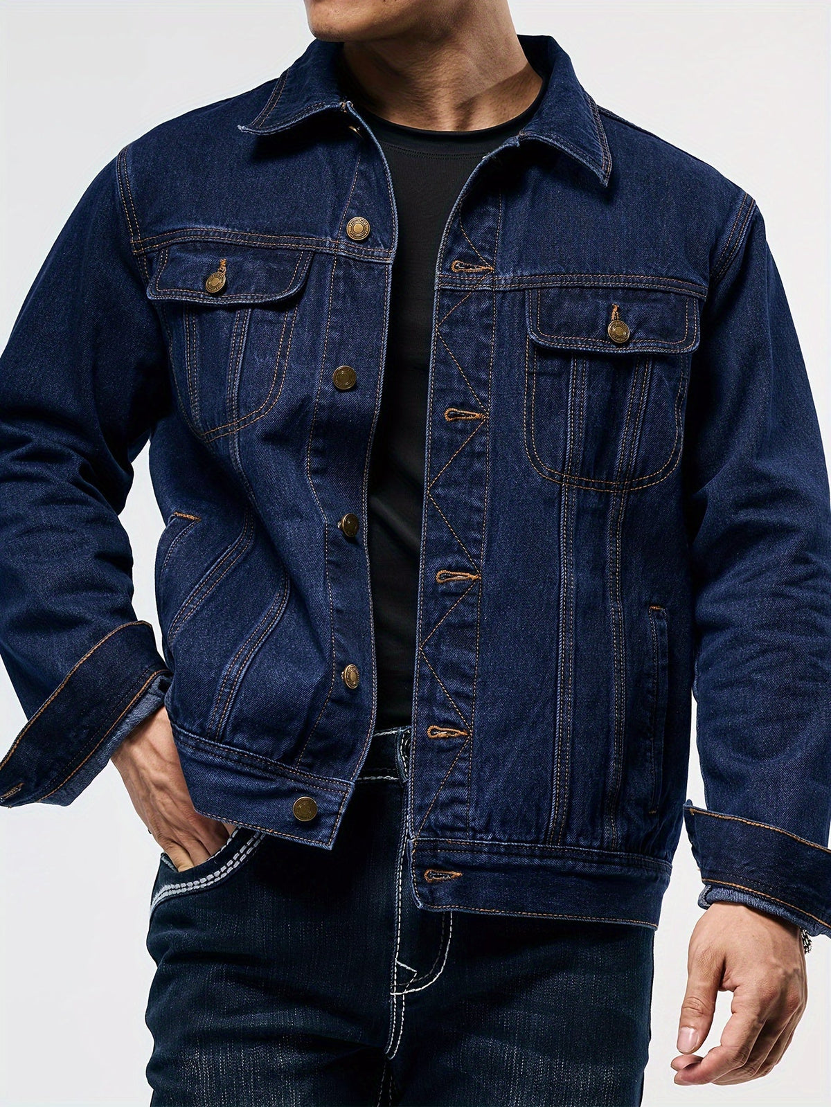 Raffaele | Giacca trucker da uomo in denim, collo a punta, chiusura frontale con bottoni e tasche sul petto